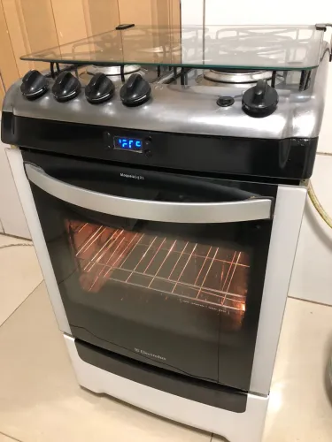 Fogão ELECTROLUX TIMER DIGITAL 4 BOCAS! AUTOMÁTICO E LUZ NO FORNO! Bem conservado