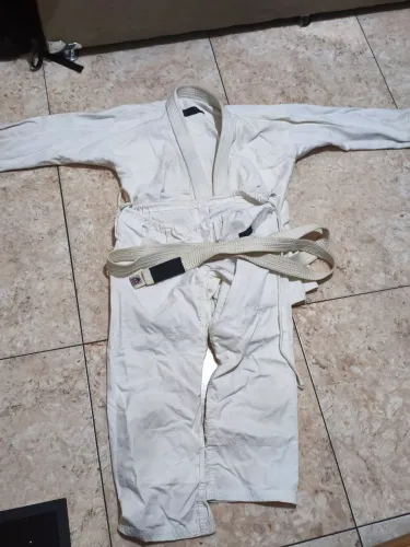 Vendo 2 kimonos tamanho A2 seminovos em bom estado