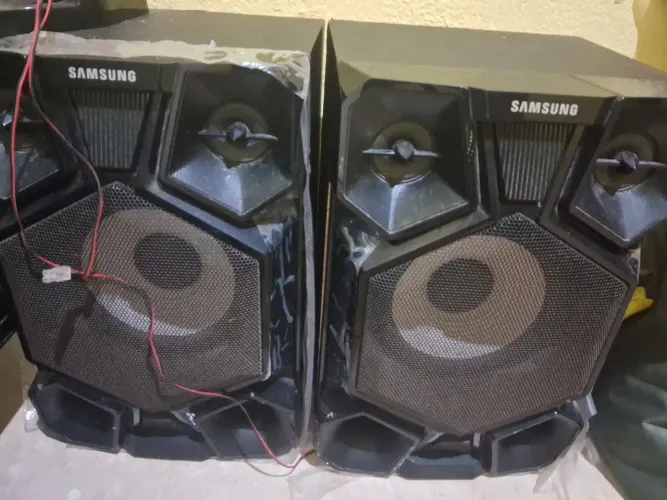 Vende duas caixas de som da Samsung 800w todos nova sem o aparelho de som