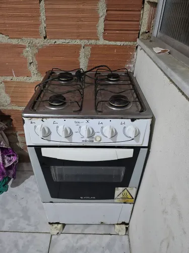 Vende-se fogão de 4 bocas, forno pegando perfeitamente, estou vendendo pois comprei outro.
