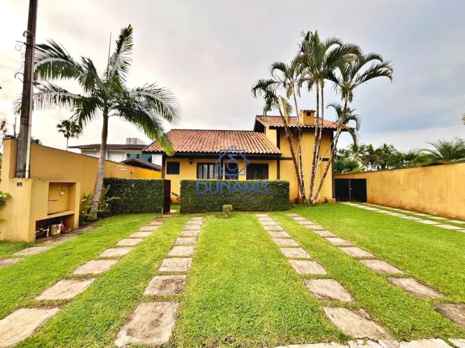 Casa em condomínio fechado de alto padrão na praia de Pernambuco no Guarujá