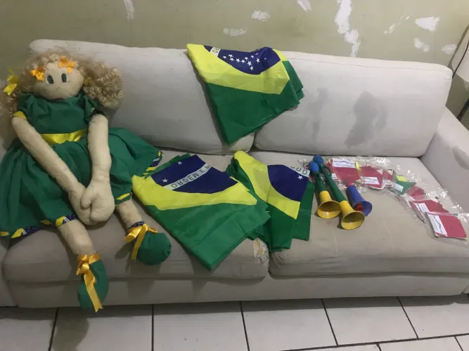 Kit copa uma boneca de pano cornetas bandeiras 
