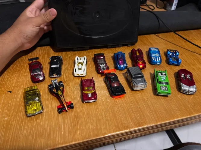 Coleção hotwheels com 15 carrinhos e uma maleta