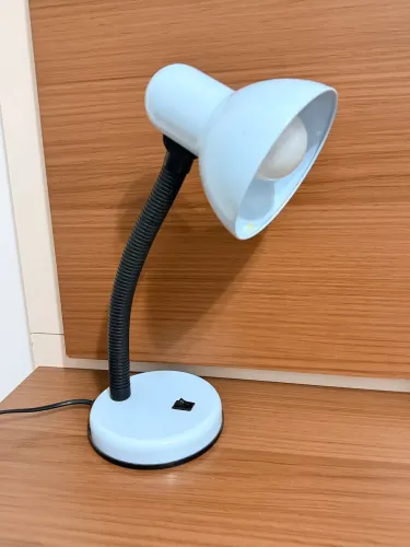 Luminária de Mesa em Metal Branco