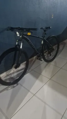 Esta é uma mountain bike Rockrider Explore 100 aro 29 preta com suspensão dianteira.