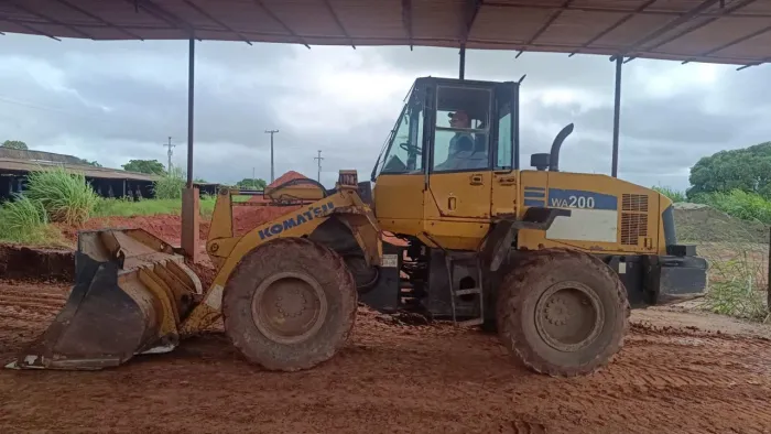 PÁ CARREGADEIRA KOMATSU WA200 ANO 2009