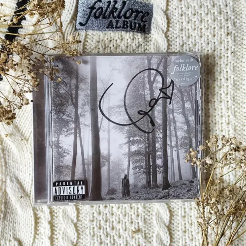 folklore autografado (com coração) - Taylor Swift
