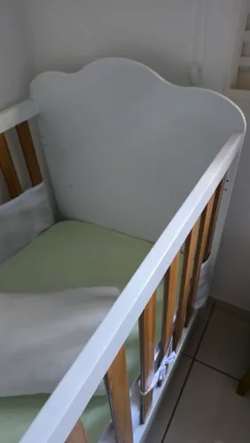 Berço branco com colchão 