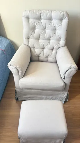 Poltrona de Amamentação com Puff - Branca/Off-White - Excelente Estado