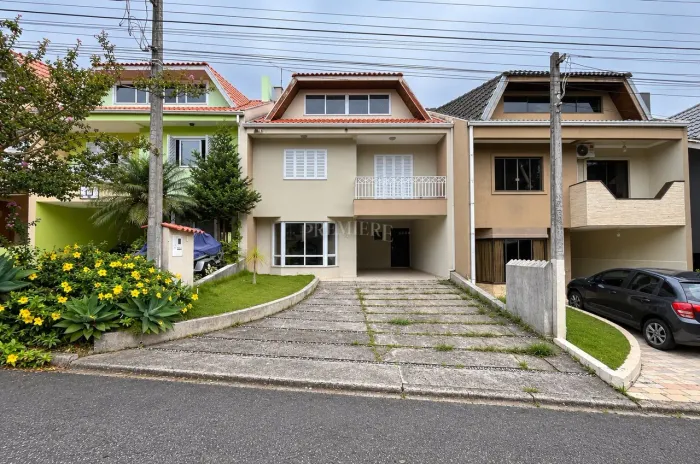 Casa em condomínio fechado com 3 dormitórios no Xaxim
