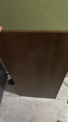 Mesa de madeira com apoio na parede
