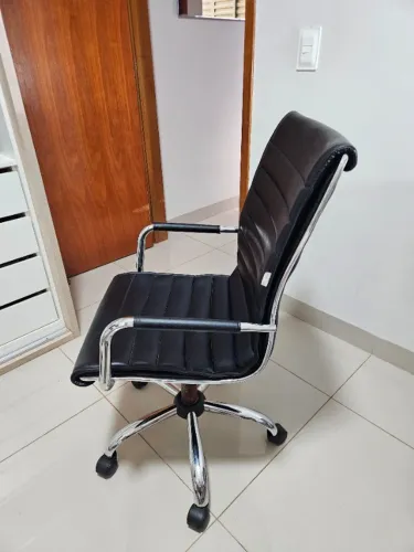 Cadeira de escritório Tok&Stok preta com braços e rodízios
