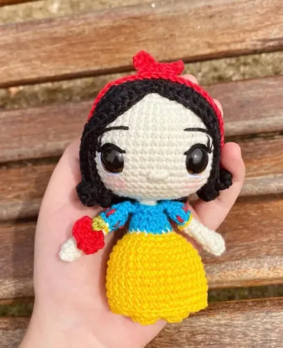 Boneca branca de neve princesa da Disney amigurumi crochê 