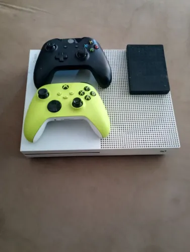 Xbox one s 1tb 2 controles sem defeitos, e 1 hd externo, e 1 jogo físico 