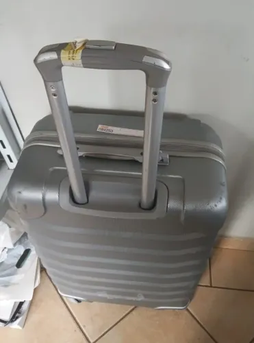 Duas malas GRD em bom estado, pequenos defeitos.