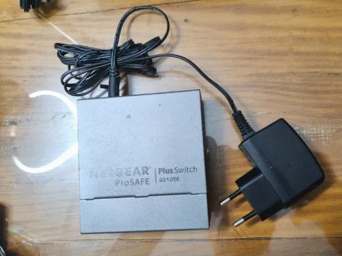 Comutador Netgear Gigabit Ethernet Plus Gs105ev2 De 5 Portas