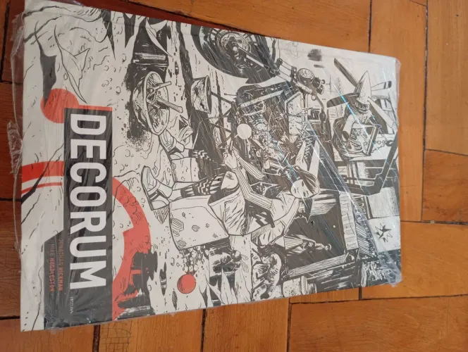 Hq graphic novel Decorum mythos editora hickman space opera