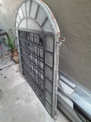 2 Janelas estilo colonial, 1,50x 1,50 de ferro reforçado toda no vidro