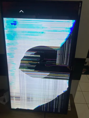 Televisão com a tela quebrada