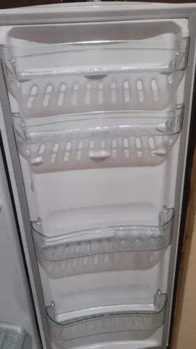 Geladeira nova sem marcas de uso 