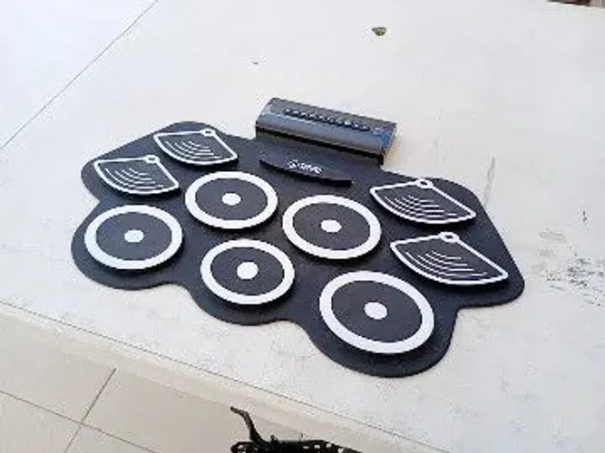 9 Pads - Bateria Eletrônica<br>Dobrável, versátil e silenciosa.