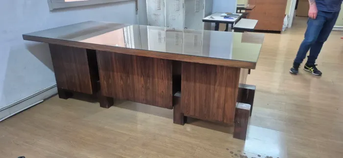 Mesa do diretor vintage na cor castanho.