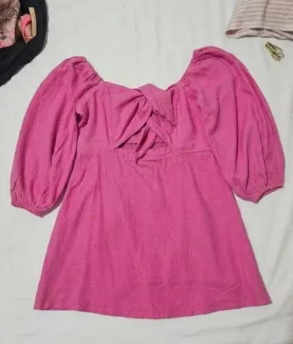 VESTIDO ROSA MANGAS BUFANTES CURTO