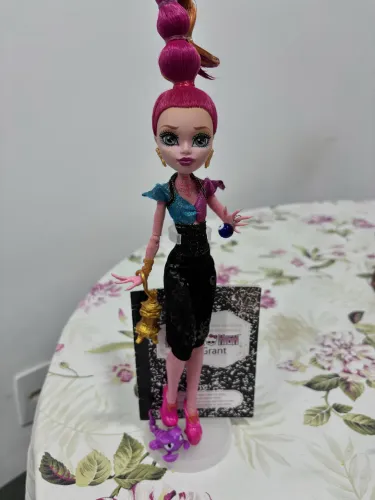 boneca gigi grant básica