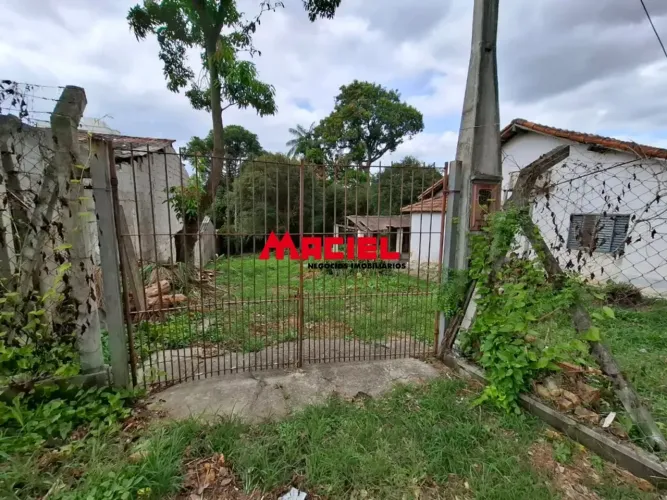 Ótimo terreno com casa antiga, casa pra demolição, com 4 dormitórios, sala ,cozinha,2 banh