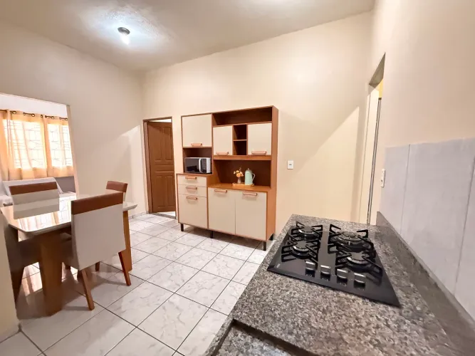 ALUGA-SE APARTAMENTO MOBILIADO