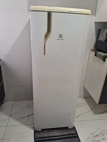 Geladeira FROSTFREE 800,00 ENTREGO
