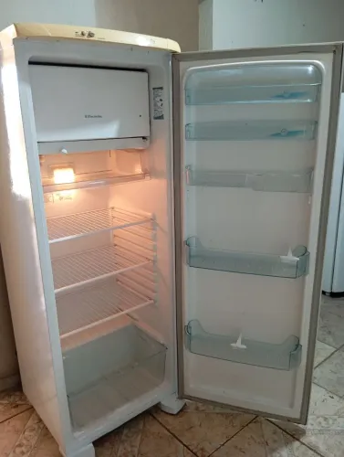 GELADEIRA ELETROLUX DEGELO SECO ACEITO CARTÃO DOU GARANTIA FAÇO A ENTREGA FUNCIONANDO
