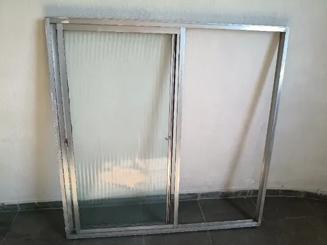 Janela de alumínio vendo uma janela de 1.20×1.20 sem um vidro interessados mandar mensagem