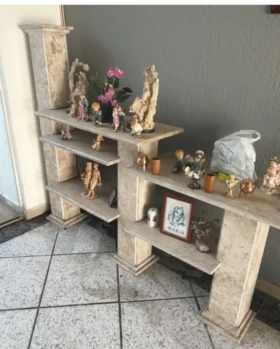 Jogo de sala Rack e Mesinha feita em mármore travertino.