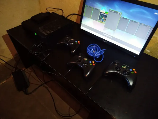 Xbox 360 Super Slim Desbloqueado + HD Externo 1TB com Jogos + 3 Controles