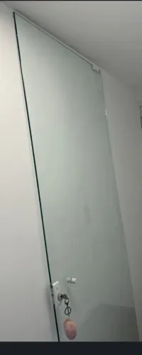 Vendo porta de vidro bem conservada