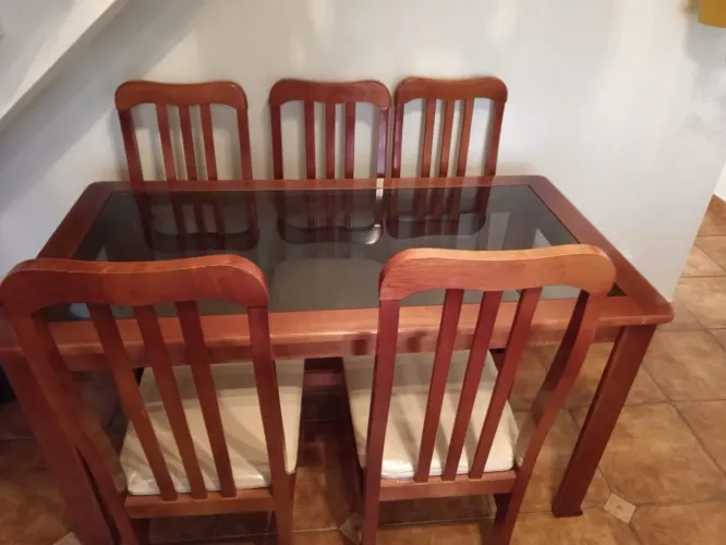 Mesa com tampa de vidro e 6 cadeiras SEMINOVA!