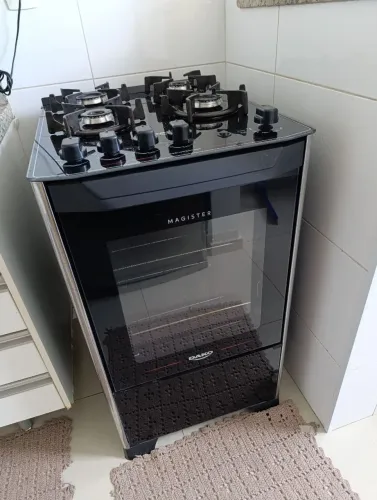 Fogão DAKO 4 bocas mesa de vidro, detalhe um ferro de panela