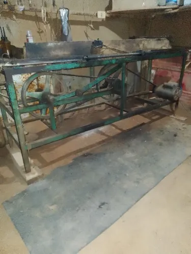 Máquina de fazer palitos de churrasco rústica movida a motor elétrico 127 volts + serra ci