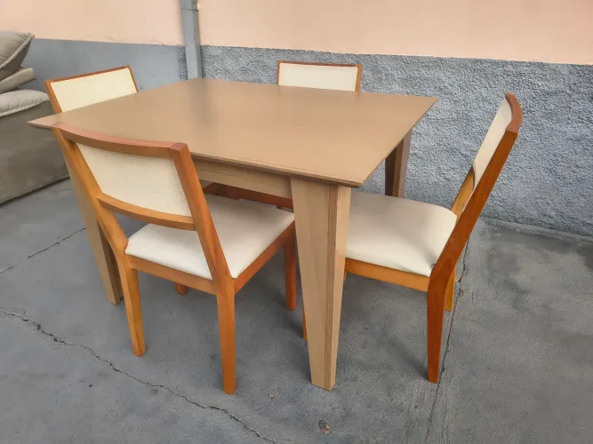 MESA COM 4 CAD SEMI NOVO! COMPRADO NA CASA VERDE. BOTUCATU 