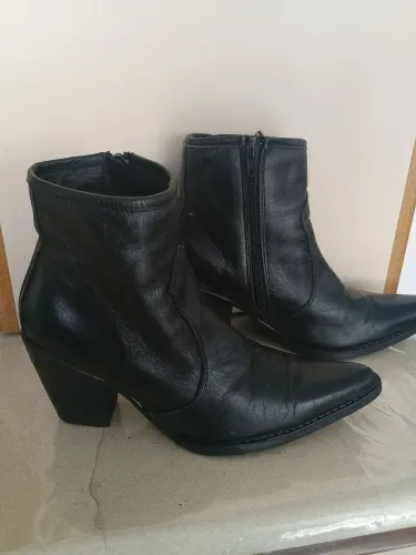 Bota super estilosa semi nova 