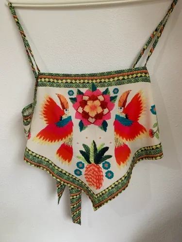 Blusa com estampa estilo Farm