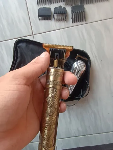 Máquina de cortar cabelo com defeito