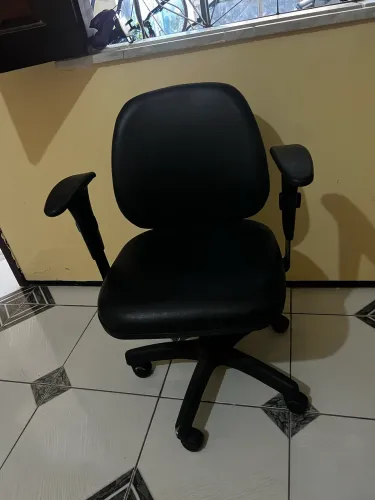 Cadeira de Escritório Giratória Preta em Bom Estado