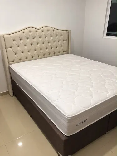 Cama com cabeceira