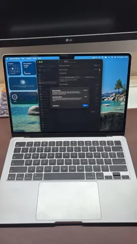 MacBook Air M5 + acessórios (AirPods 4, Hub UGreen, Magic Mouse)