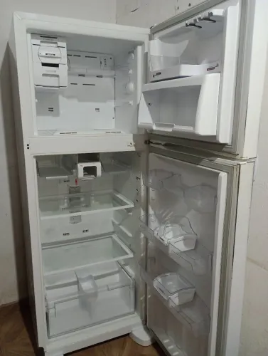 Vende-se uma geladeira 