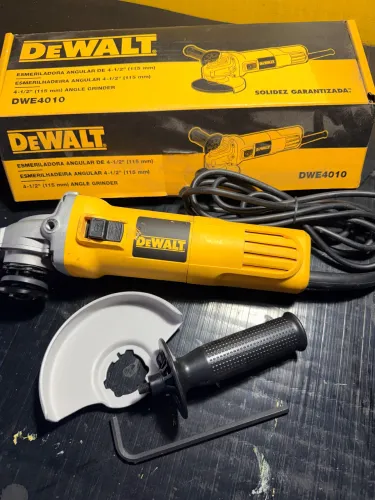 Esmerilhadeira Dewalt 4? DWE4010 127 Volts 700 Wats