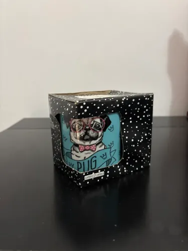 Caneca de Pug (na caixa)