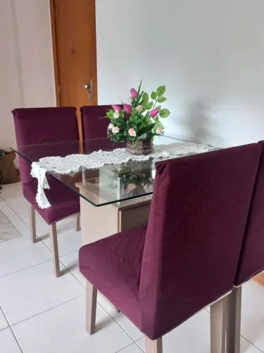Vendo mesa de jantar com 4 cadeiras - EXCELENTE estado de conservação, sem avarias